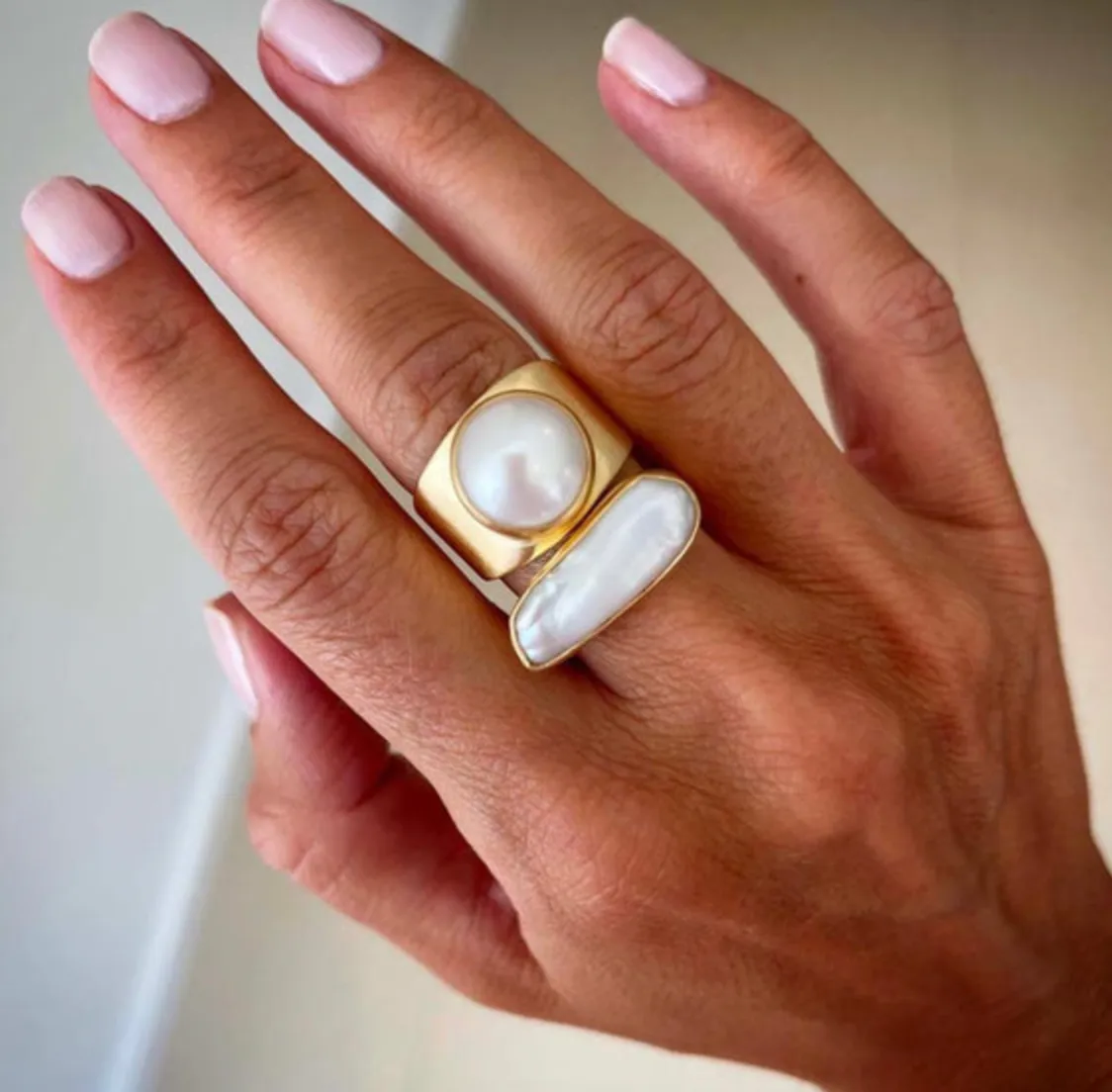 Fairley Pearl Bar Ring Gold Shoes_Fairley