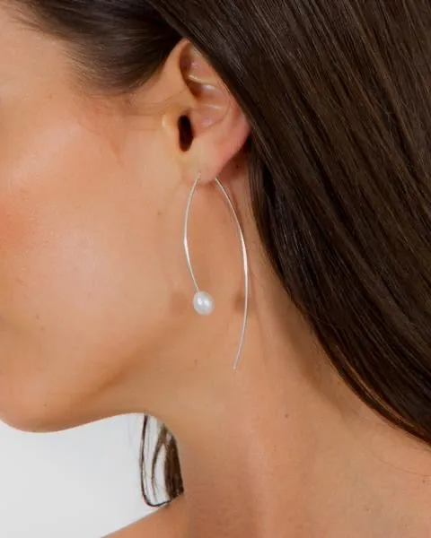Fairley Pearl Curve Earring Silver Shoes_Fairley